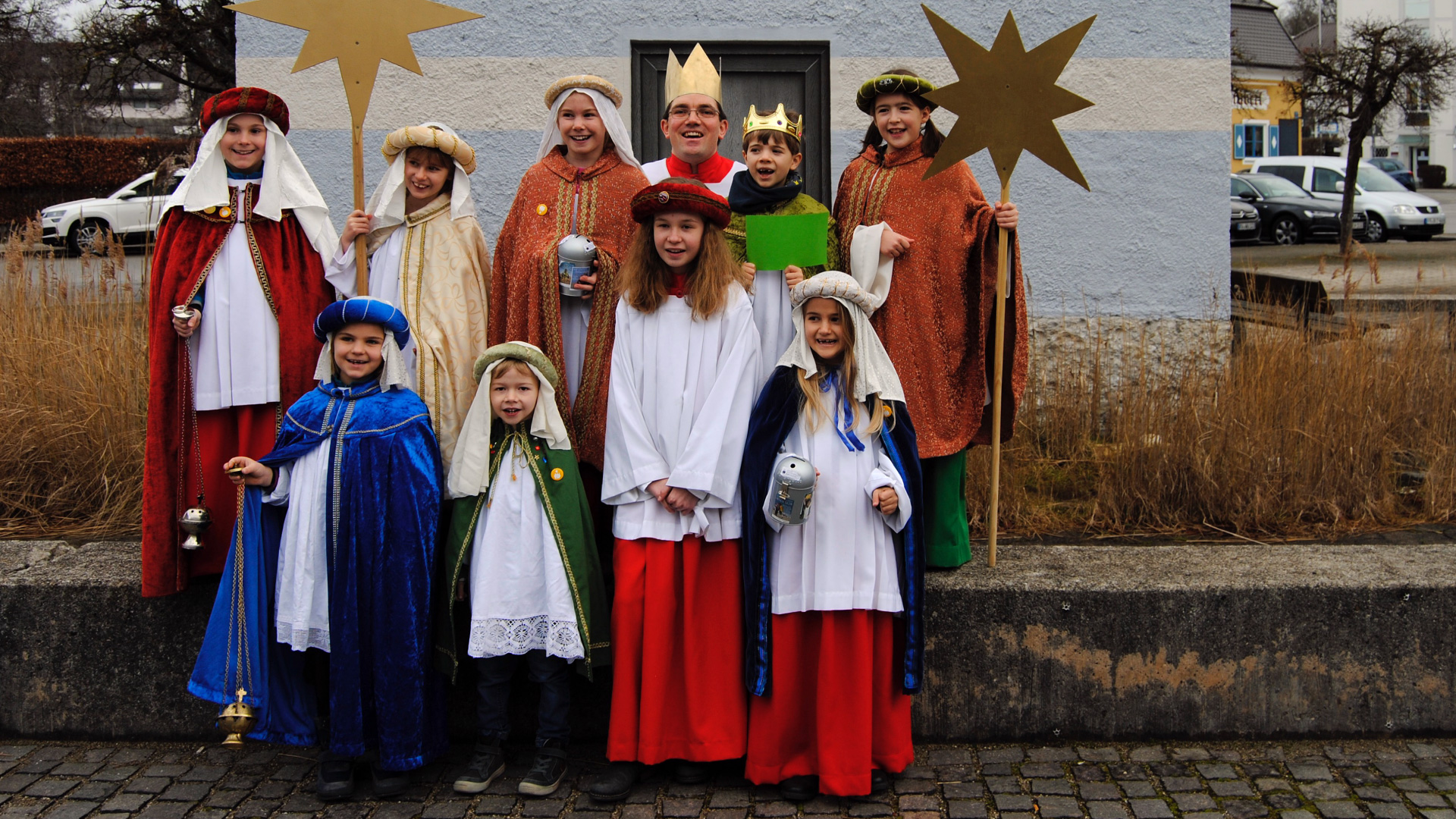 So wie auf diesem Bild aus dem Jahr 2019 können die Sternsinger dieses Jahr leider nicht zur Spendensammlung von Haus zu Haus aufbrechen.