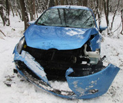 Schneeglätte führt zu zwei schweren Unfällen