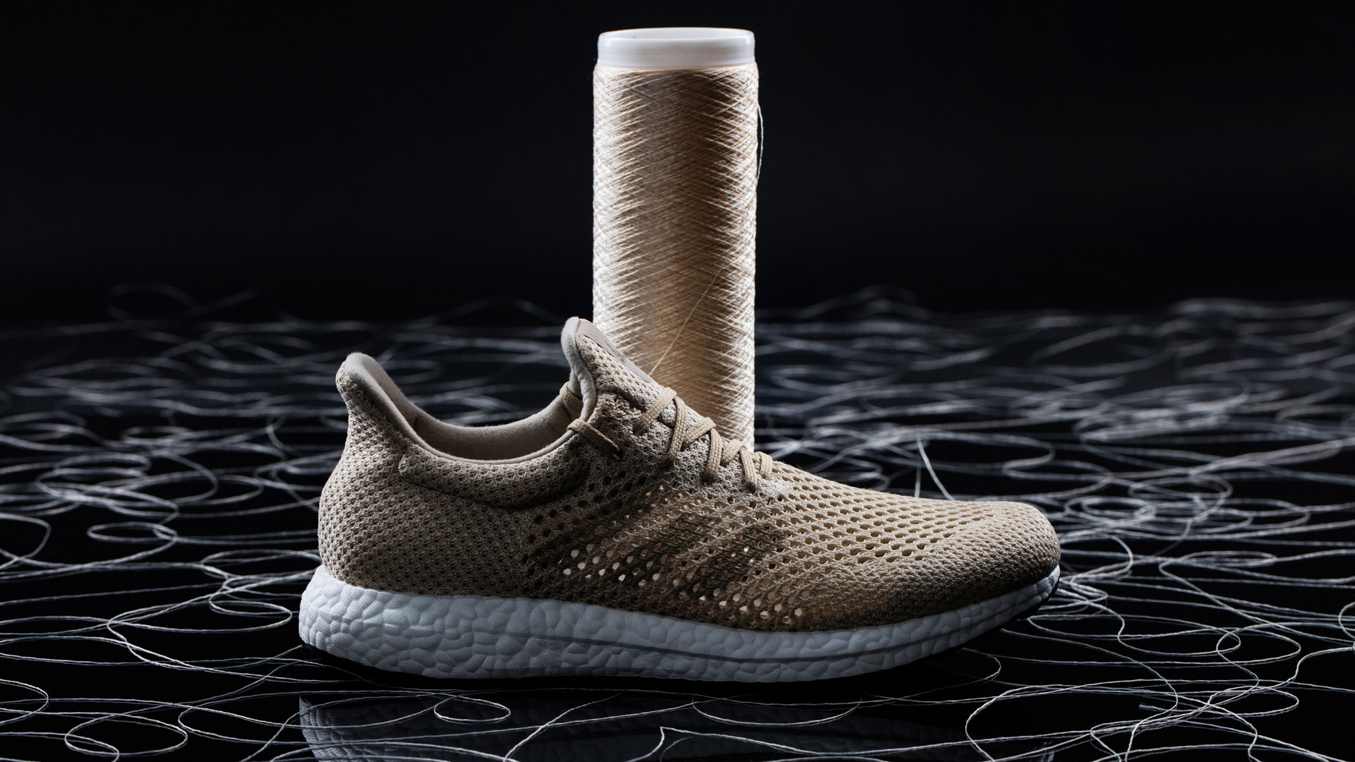 Biologisch abbaubare Seidenbiopolymeren können u.a. für Hochleistungs-Sportbekleidung eingesetzt werden, wie dieser Prototyp eines adidas-Laufschuhs mit Biosteel® Faser von AMSilk zeigt.