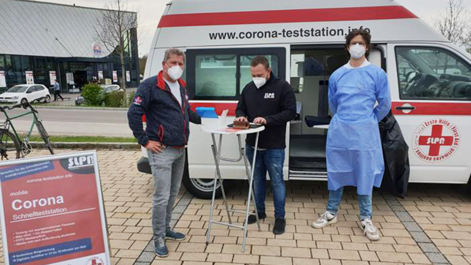Bürgermeister Harald Zipfel (l.) besuchte die Corona-Teststation auf dem Parkplatz am Sportpark in Neuried zum Start des Angebots.