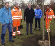 Zum Artikel: Sukzessive Durchgrünung der Gemeinde: „Baum-des-Jahres-Allee“ am Kirchweg vorgestellt