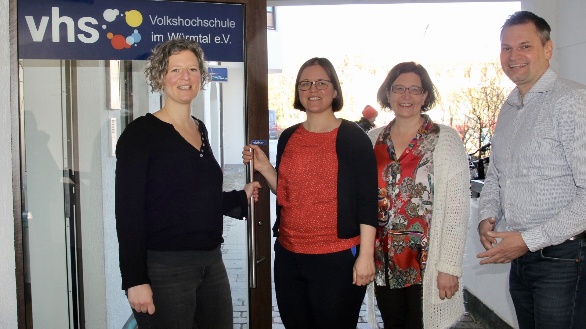V.l. die scheidende Geschäftsführerin Veronika Wagner, die neue Julia Bake, stellvertretende Geschäftsführerin Karola Albrecht und der Vorsitzende des VHS-vereins Klaus Tonte vor der VHS am Planegger Marktplatz. (Foto: VHS)