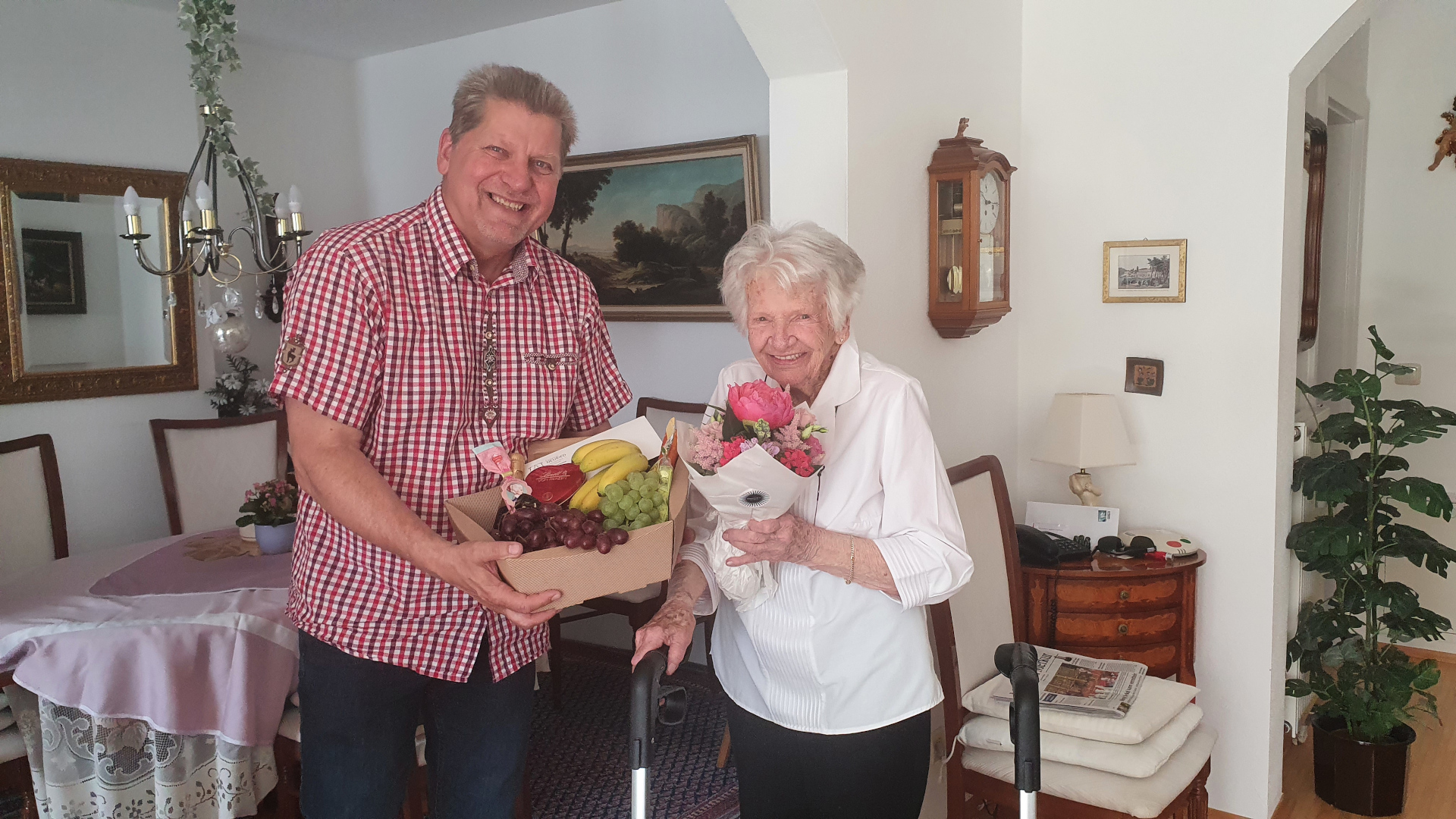 Neurieds Bügermeister, Harald Zipfel, gratulierte Elisabeth Zimmermann ebenfalls (Foto: Gemeinde Neuried)