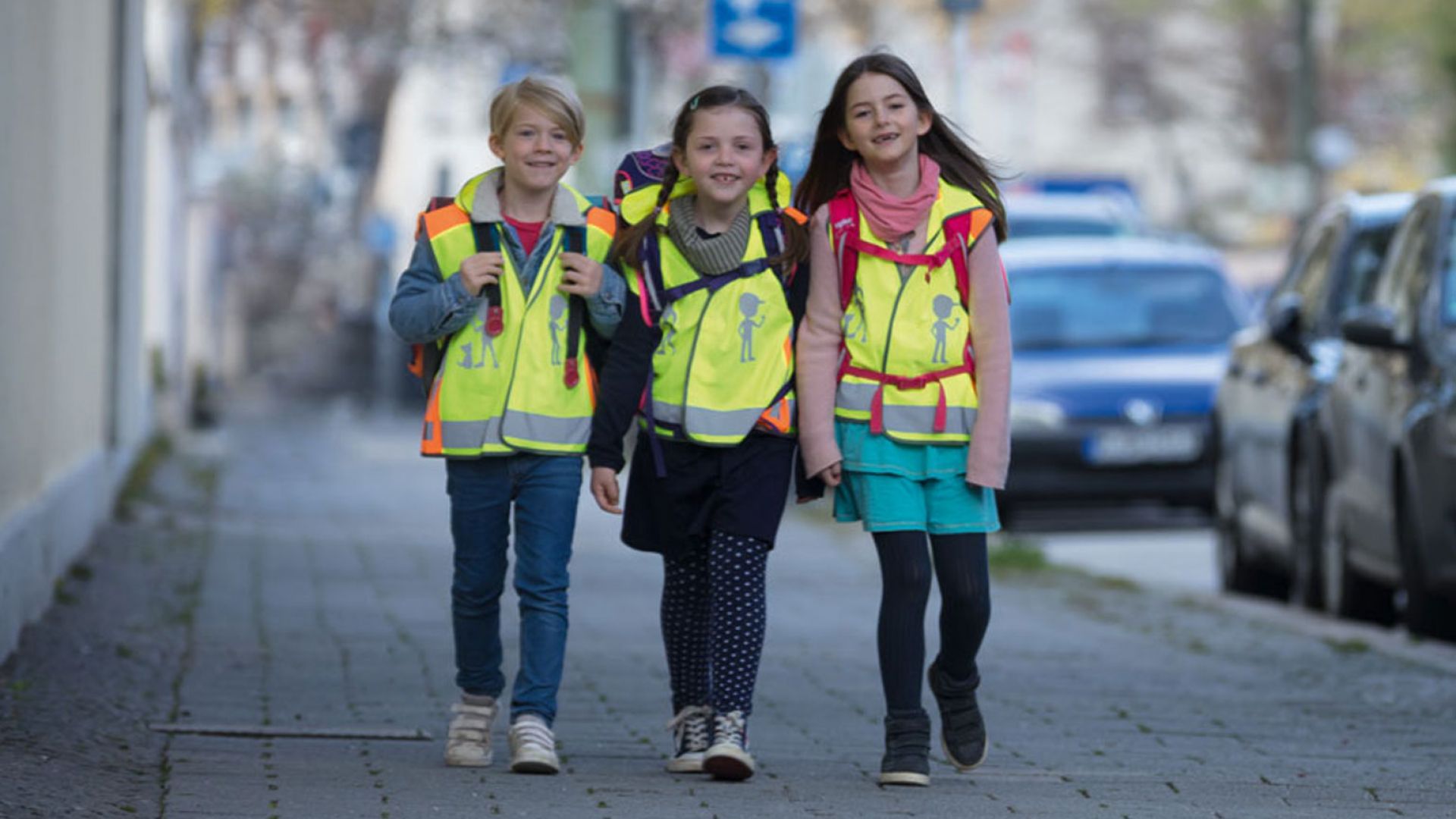 Möglichst hell und mit reflektierender Kleidung sollten die Kinder unterwegs sein. (Foto: ADAC Presse)