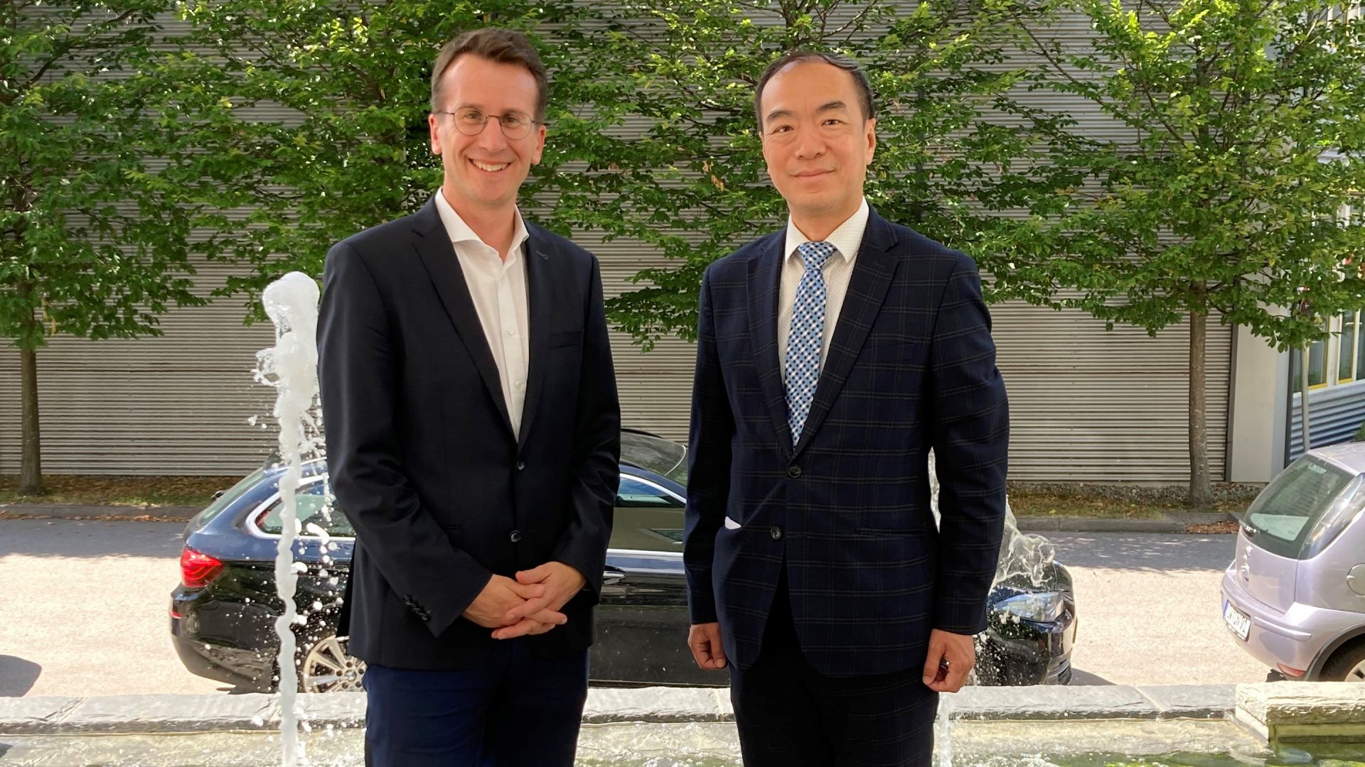 Landrat Stefan Frey (links) und Dr. Ian-tsing Joseph Dieu, der neuen Generaldirektor der Taipeh Vertretung in München (rechts), beim Antrittsbesuch im Landkreis Starnberg (Foto: Landkreis Starnberg)