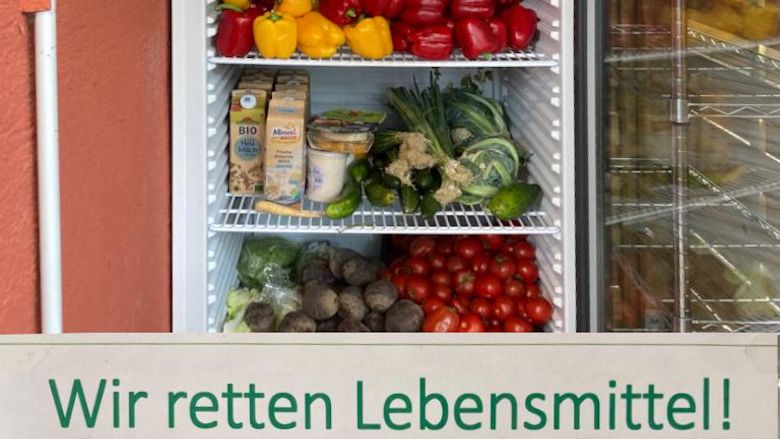Öffentlich zugänglicher Kühlschrank in Utting (Foto: Udo Guizetti)