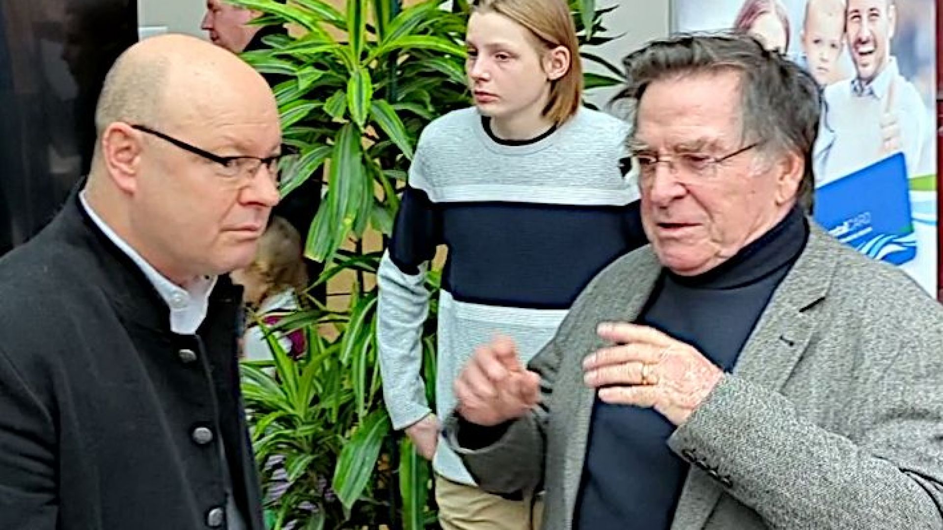 Elmar Wepper in lebhafter Diskussion mit dem Planegger Bürgermeister Hermann Nafziger bei der Verleihung des Planegger Umweltpreis (Foto: Unser Würmtal)