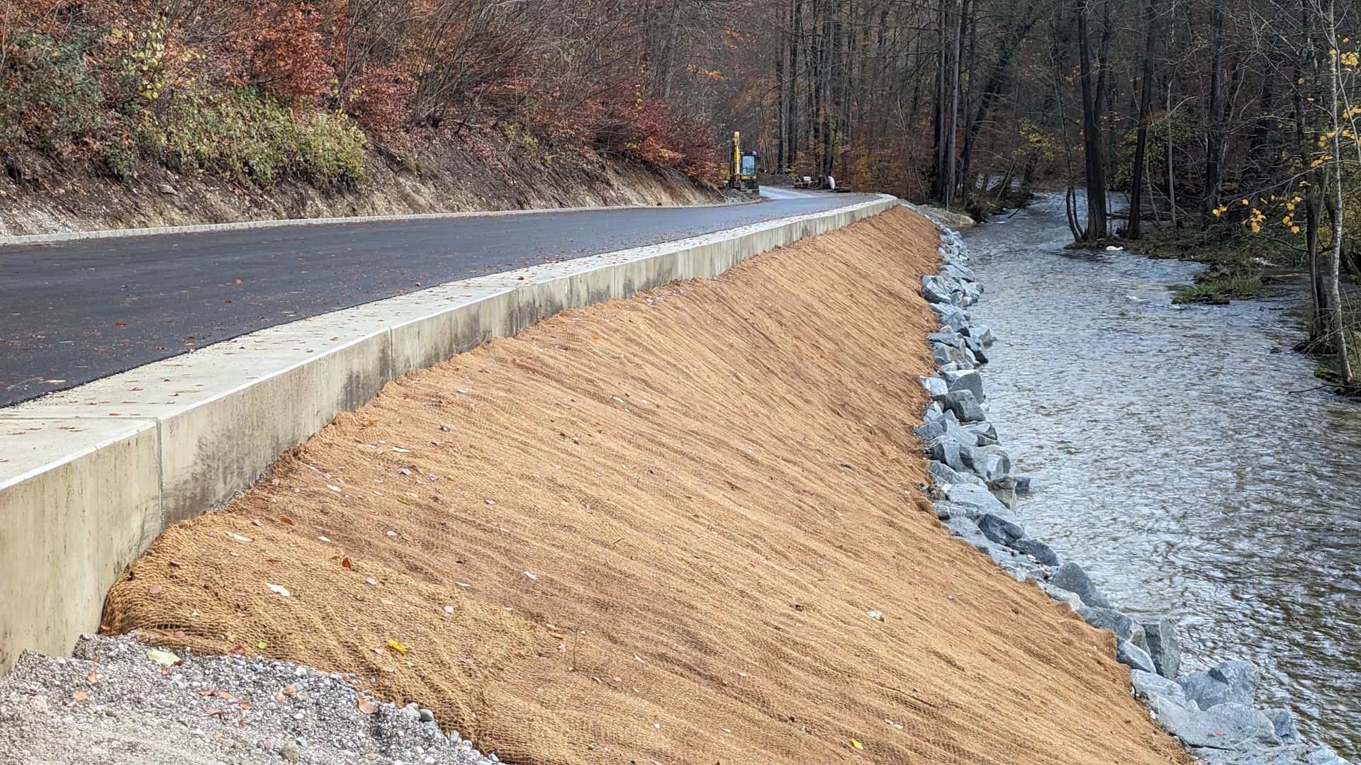 Die neu befestigte Böschung an der Staatsstraße 2063 (Foto: Unser Würmtal)