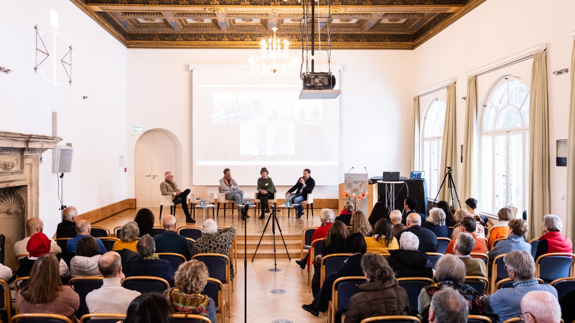 Erste Podiumsdiskussion vom ersten Tag (v.l.n.r.) Udo Hahn, Stephan Dünnwald, Inge Bias-Putzier, Maximilian Böltl (Foto: Landkreis München)