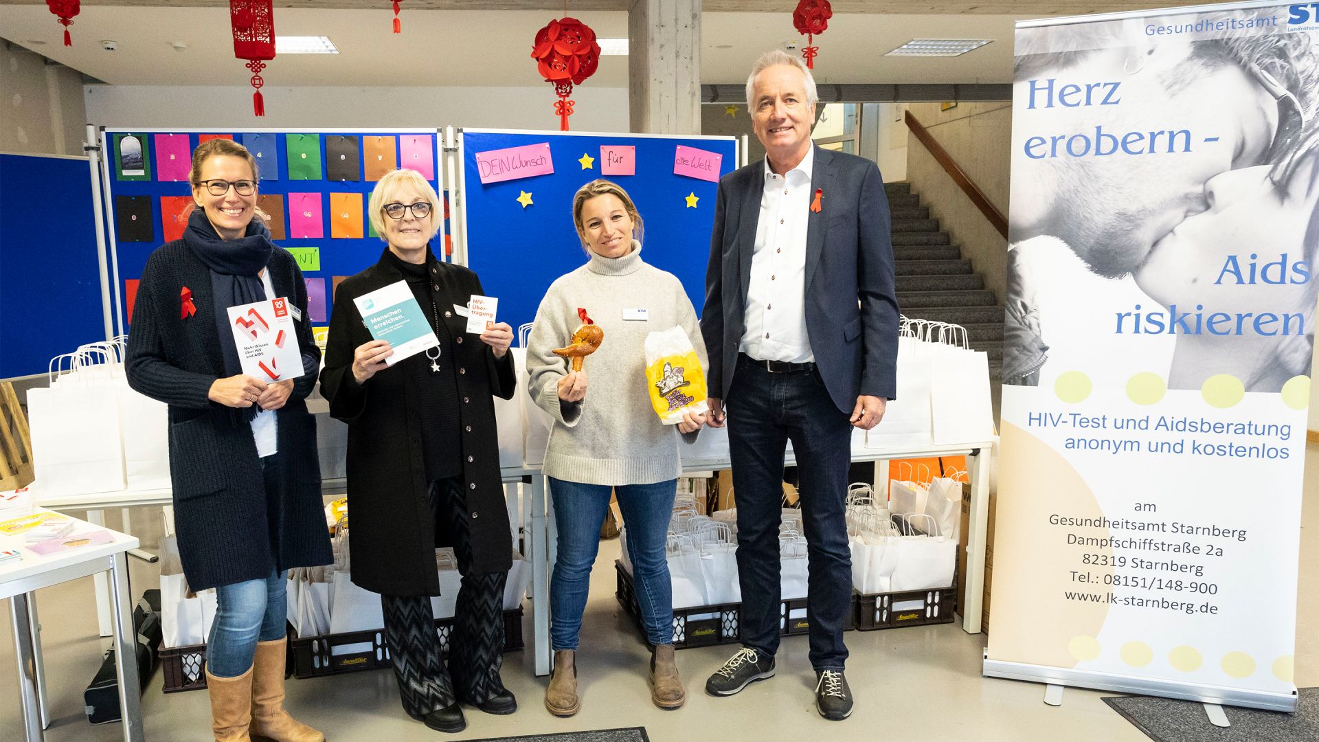 v.l. Julia Ursprung, Sandra Pabian und Nicole Karl vom Gesundheitsamt zusammen mit Martin Brouer, Leiter der Berufsschule Starnberg (Foto: Landkreis Starnberg)