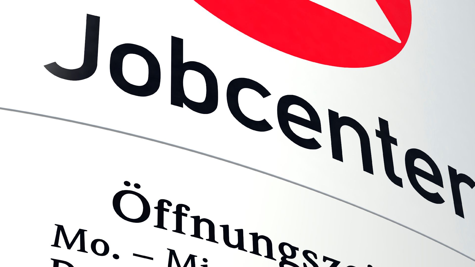„Arbeit ist bekanntlich die beste Integration," erklärt Landrat Göbel (Foto: AdobeStock / bluedesign)