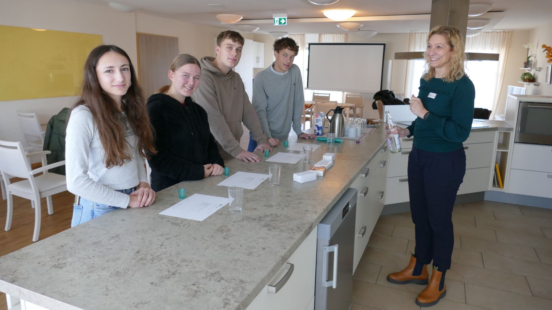 Medikamente richtig dosie-ren – Jasmin Bergmann und eine kleine Übung mit vielen bunten Smarties in einer Hausgemeinschaft im Rotkreuzhaus Gilching (Foto: BRK Starnberg)