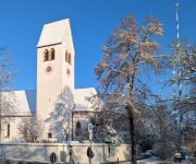 Zum Artikel: Alte Stefanuskirche in Gräfelfing in rotes Licht getaucht