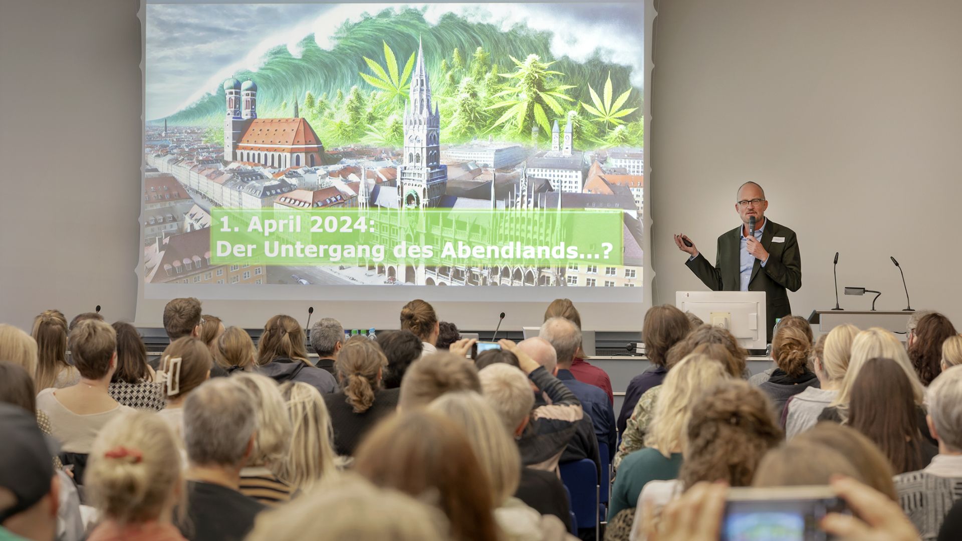 PD Dr. Tobias Rüther, Leiter der Tabakambulanz am LMU-Klinikum für Psychiatrie und Psychotherapie, während seines Vortrags (Foto: Landratsamt München)
