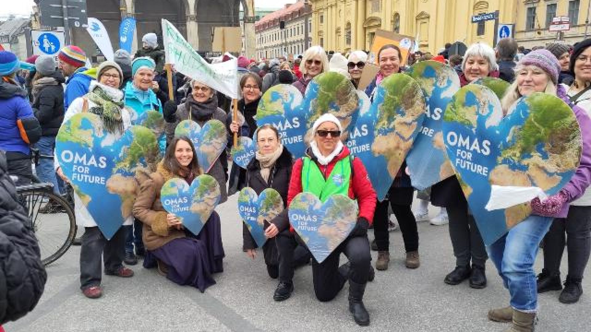 Die Omas von Oma for Future in Aktion beim Klimastreik (Quelle: OFF Gauting)