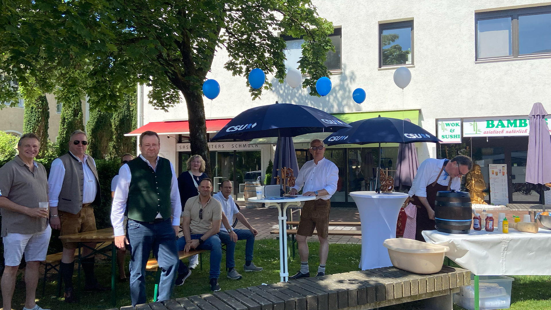 Bier und Bratwurstsemmeln unter weiß-blauem Himmel mit der CSU Gräfelfing (Foto: Unser Würmtal)