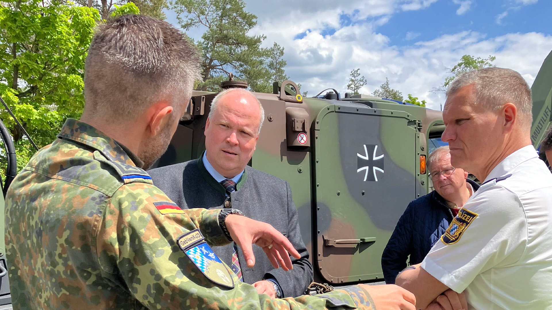 Landrat Christoph Göbel und Polizeipräsident Thomas Hampel im Gespräch mit der Bundeswehr: Beim Bevölkerungsschutztag in Taufkirchen standen Informa-tion, Vernetzung und Austausch im Mittelpunkt. (Foto: LK München)