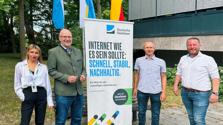 (v.l.): Marina Wilberger (Projektmanagerin Vertrieb Krailling), Rudolph Haux (Bürgermeister Krailling), Andreas Löbe (Breitbandbeauftragter Planegg) und Thomas Straßer (Projektmanager Vertrieb Planegg)