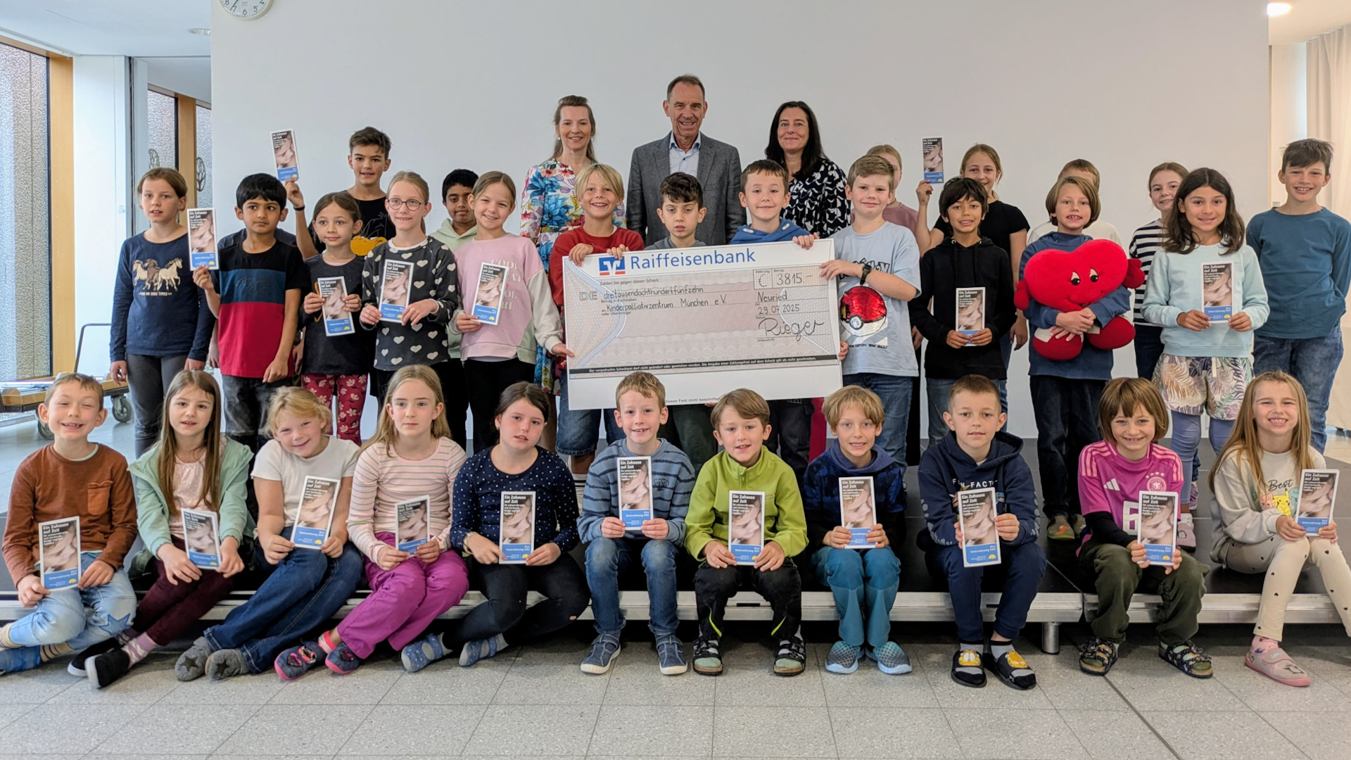 Spendenübergabe durch die Kinder der Grundschule Neuried an das Kinderpalliativzentrum München