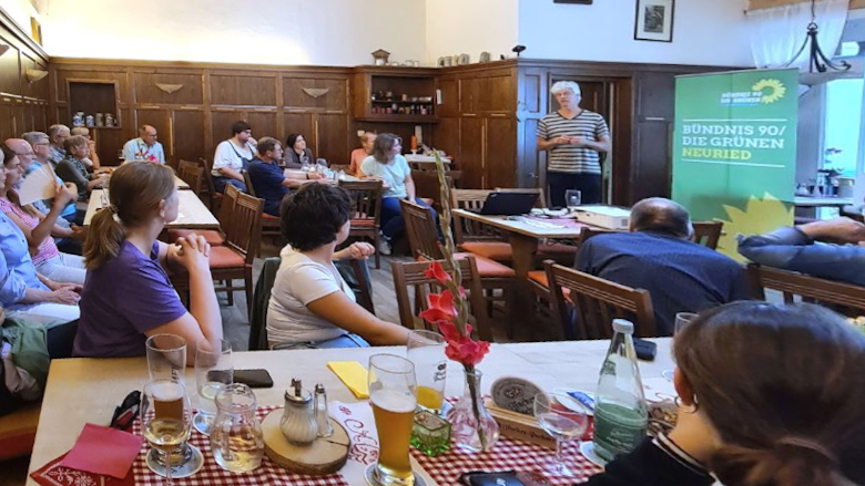 Im gut besuchten Vortrag stellte Dr. Dieter Maier beeindruckende Erfolge vor (Foto: Die Grünen)
